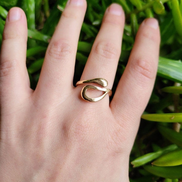 New Dainty Gold Geometric Modern Ring Band - Picture 8 of 9